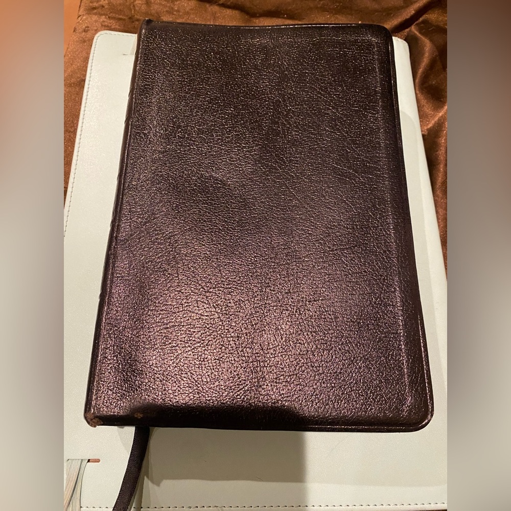 HOLY BIBLE NEW KING JAMES VERSION Leather Bond